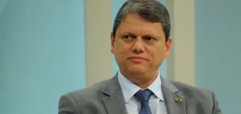 Tarcísio pede desculpas por brincadeira sobre casos de intoxicação por metanol