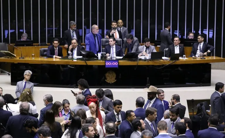 Câmara enterra MP da taxação dos super-ricos e abre rombo de R$ 35 bilhões no Orçamento
