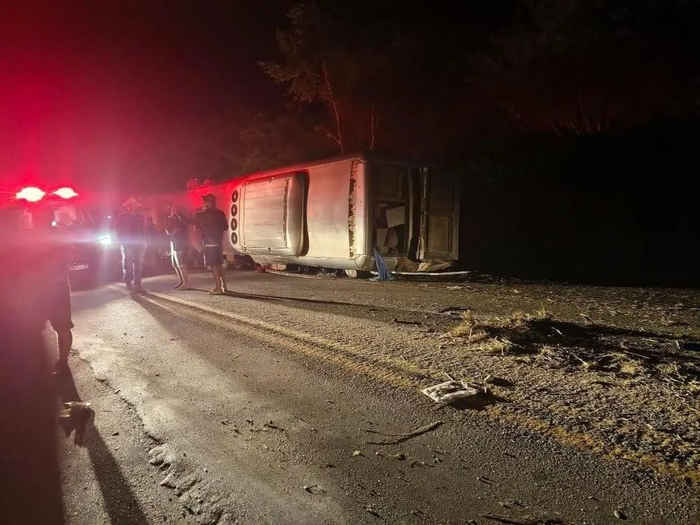 Ônibus de turismo tomba na BR-423 e deixa ao menos 13 mortos no Agreste de Pernambuco