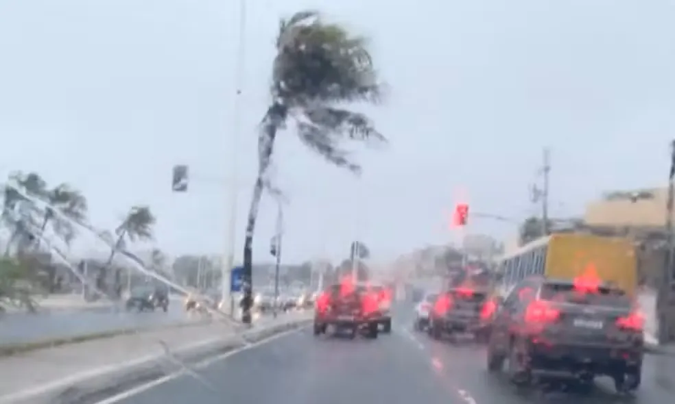Temporal provoca caos e interrompe serviços na Bahia