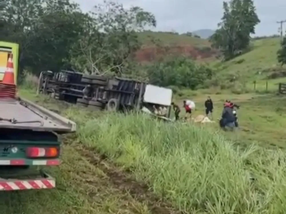 Acidente deixa uma pessoa morta e provoca tentativa de saque na BR-101