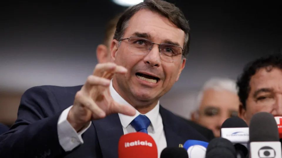 Flávio Bolsonaro sugere que EUA ataquem embarcações no Rio de Janeiro