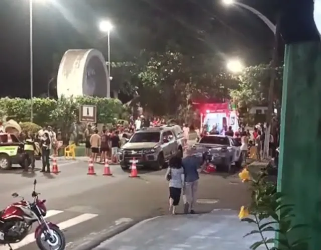 Motociclista perde controle e atropela jovem em praça pública