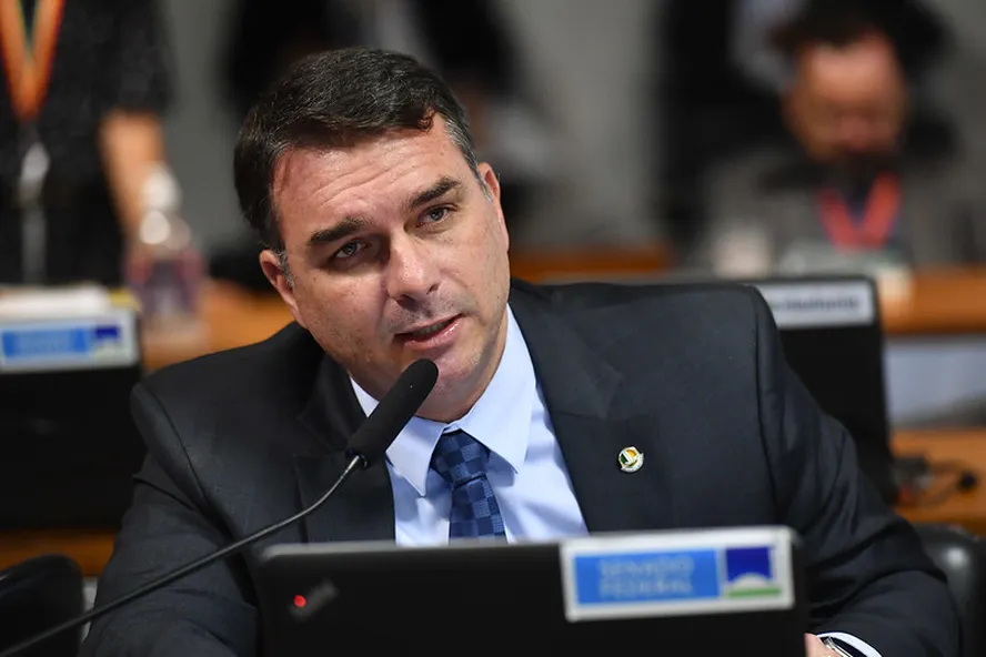 Flávio Bolsonaro rebate Lula e diz que petista teme enfrentar o pai em 2026