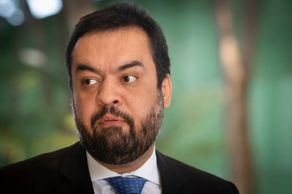 Relatora vota para cassar Castro e julgamento é suspenso no TSE