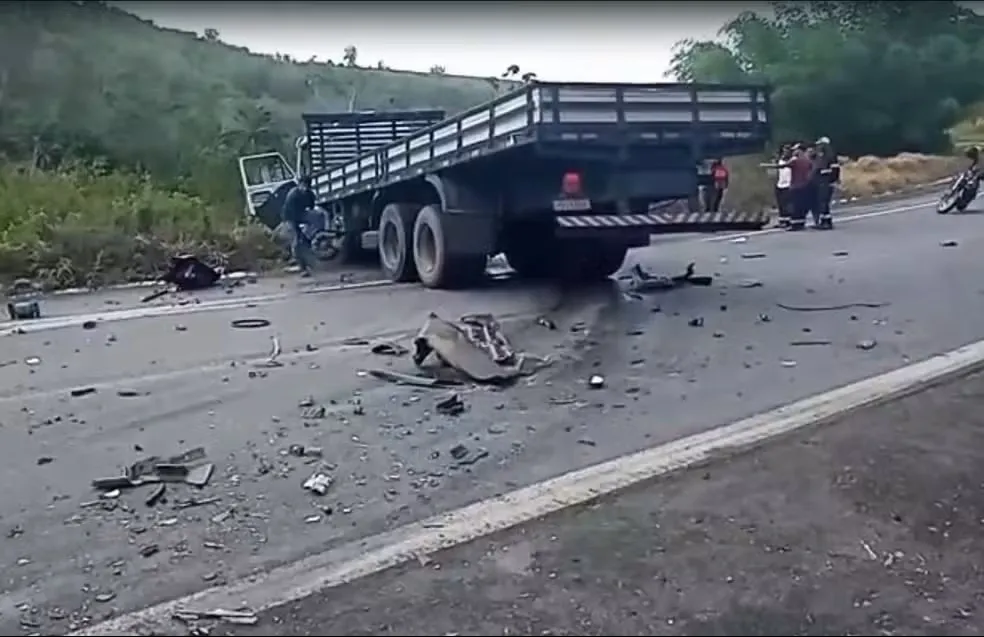 Família morre em colisão frontal entre carro e caminhão na BR-101, em Teixeira de Freitas