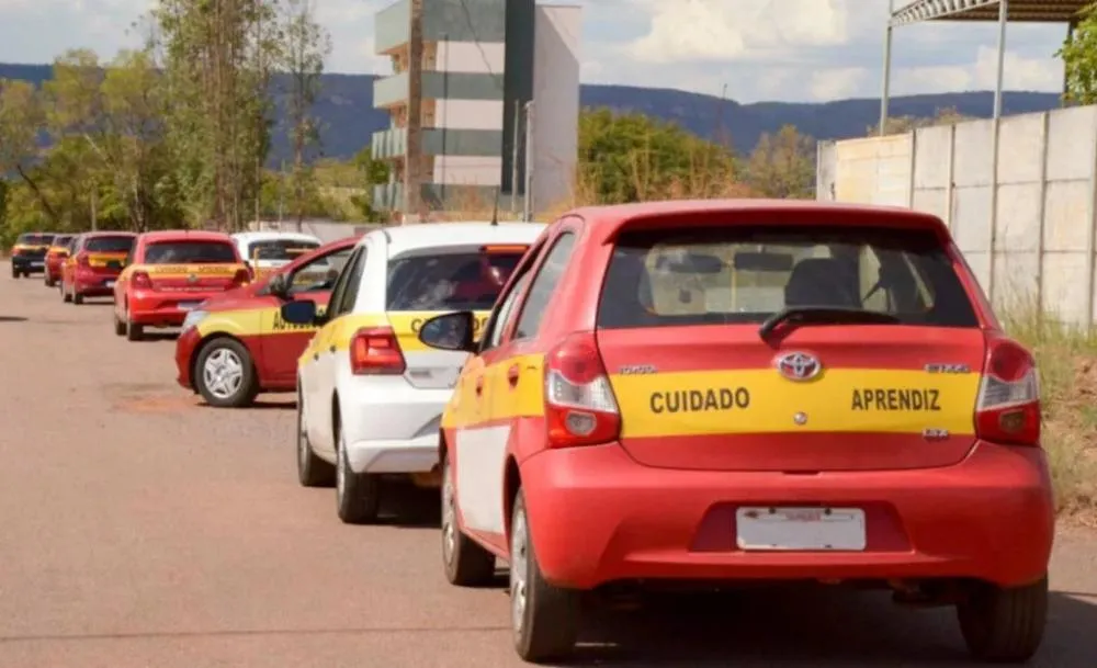 Nova regra dispensa aulas obrigatórias de autoescola para obter CNH