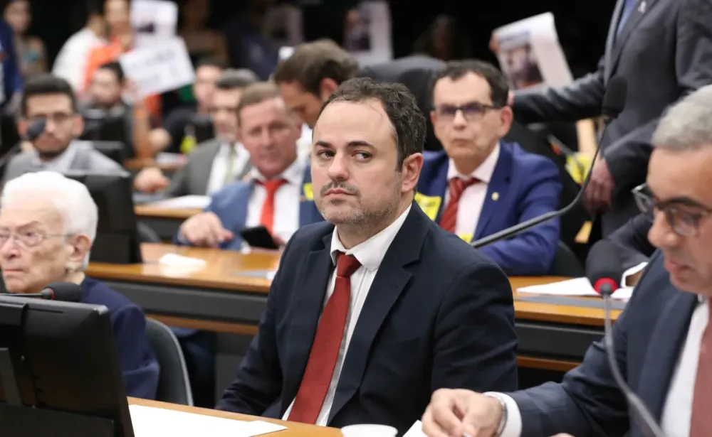 Deputado Glauber Braga é suspenso por seis meses após negociação evitar cassação