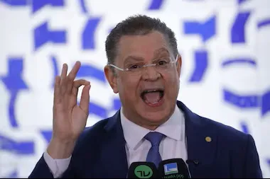 PF apreende R$ 430 mil em dinheiro vivo com Sóstenes Cavalcante em operação contra desvios