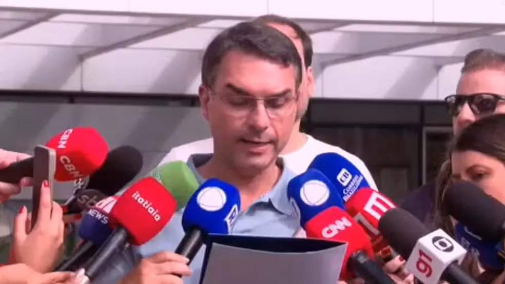 Bolsonaro confirma em carta pré-candidatura do filho Flávio à Presidência em 2026