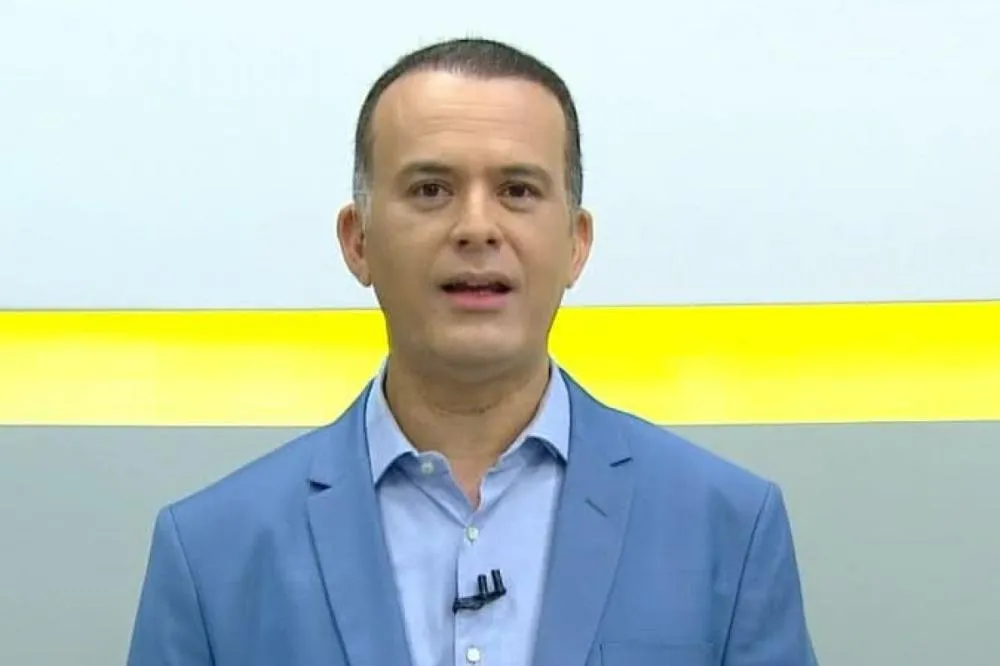 Apresentador da TV Bahia repreende turista ao vivo por comentário sobre o estado
