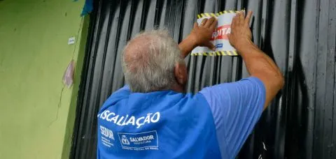 Operação na Gamboa interdita ferros-velhos e notifica comércios irregulares em Salvador