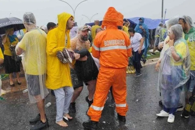Raio atinge ato político de Nikolas Ferreira em Brasília e deixa 30 feridos