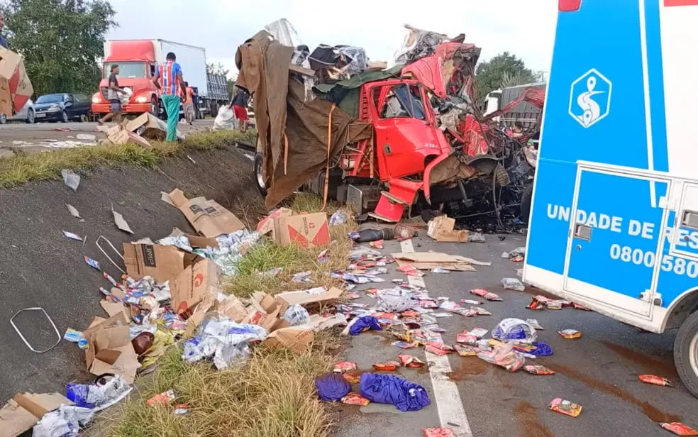 Batida entre caminhões deixa dois mortos na BR-116 em Santo Estêvão