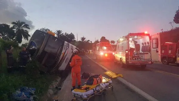 Ônibus com 42 passageiros tomba na BR-020 no oeste da Bahia e deixa feridos