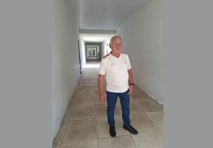 Ex-prefeito condenado por fraude em licitação trabalha como vigia de escola aos domingos na Bahia
