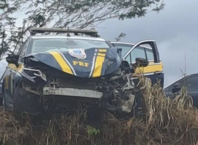 Policial fica ferido em colisão entre viatura da PRF e carreta na BR-116