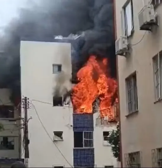 Explosão de gás seguida de incêndio destrói prédio no Stiep e deixa 16 feridos em Salvador