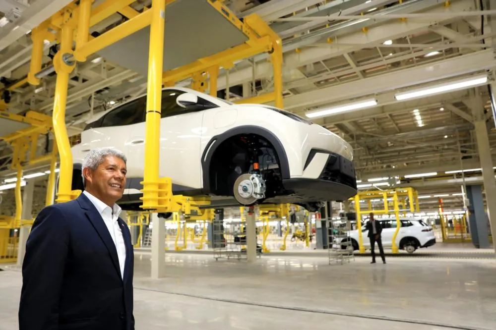 Jerônimo comemora os quase 10 mil empregos na BYD e alerta para impacto social em Camaçari