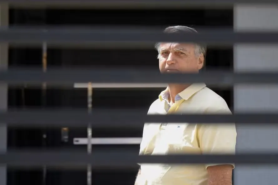 Bolsonaro deixa hospital e cumprirá prisão domiciliar por 90 dias