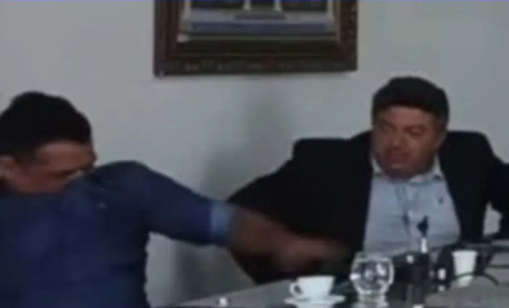 Vereador causa crise de risos na Câmara ao soltar pum