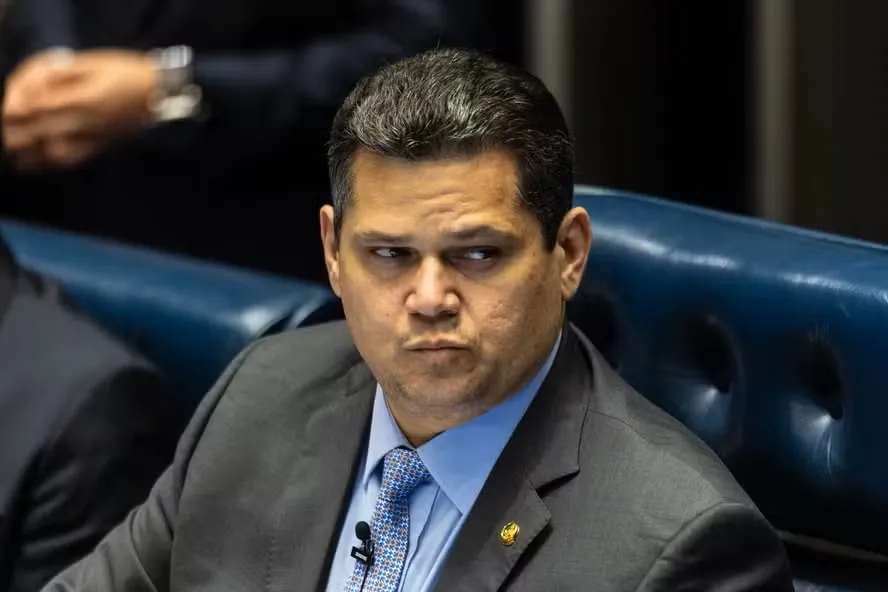 Alcolumbre trava votação do fim da escala 6x1 no Senado e cobra debate aprofundado