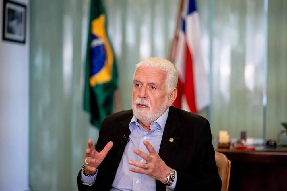 “Traidor da pátria”: Jaques Wagner eleva tom contra Flávio Bolsonaro por encontro com Trump