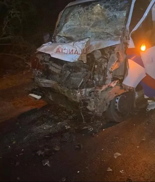 Paciente morre após ambulância colidir com carreta no oeste da Bahia