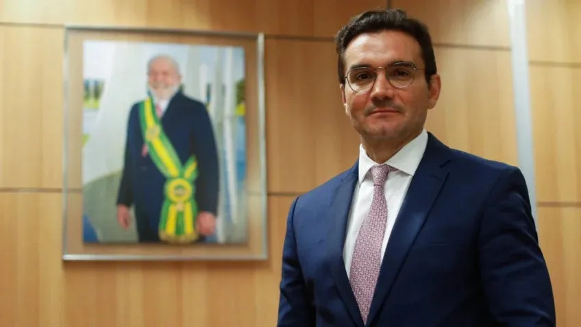 Sabino recua e decide ficar no governo Lula, isolando ACM Neto