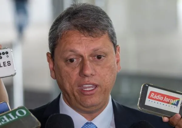 Tarcísio debocha de casos de contaminação por metanol: 'No dia que falsificarem Coca-Cola, eu me preocupo'
